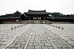 https://upload.wikimedia.org/wikipedia/commons/thumb/e/e6/Korea-Seoul-Changgyeonggung-Myeongjeongjeon-01.jpg/150px-Korea-Seoul-Changgyeonggung-Myeongjeongjeon-01.jpg