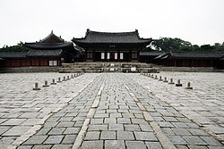https://upload.wikimedia.org/wikipedia/commons/thumb/e/e6/Korea-Seoul-Changgyeonggung-Myeongjeongjeon-01.jpg/250px-Korea-Seoul-Changgyeonggung-Myeongjeongjeon-01.jpg