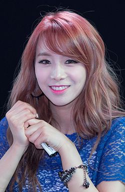 https://upload.wikimedia.org/wikipedia/commons/thumb/e/e8/UJi_at_a_fansigning_event_in_Sinchon%2C_23_May_2015.jpg/250px-UJi_at_a_fansigning_event_in_Sinchon%2C_23_May_2015.jpg