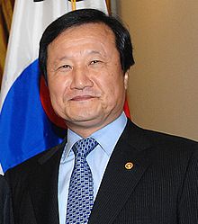 https://upload.wikimedia.org/wikipedia/commons/thumb/e/eb/Yoon_Jeung-Hyun.jpg/220px-Yoon_Jeung-Hyun.jpg