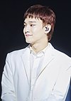 https://upload.wikimedia.org/wikipedia/commons/thumb/e/ee/Chen_at_The_ElyXiOn_in_Bangkok_on_March_16%2C_2018.jpg/100px-Chen_at_The_ElyXiOn_in_Bangkok_on_March_16%2C_2018.jpg