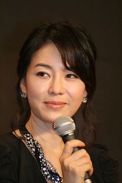 https://upload.wikimedia.org/wikipedia/commons/thumb/e/ee/Kim_Jeong-nan_at_the_press_conference_for_Grudge_-_The_Revolt_of_Gumiho_246.jpg/250px-Kim_Jeong-nan_at_the_press_conference_for_Grudge_-_The_Revolt_of_Gumiho_246.jpg