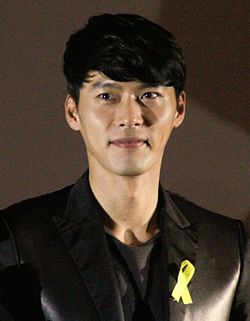 https://upload.wikimedia.org/wikipedia/commons/thumb/e/ef/Hyun_Bin_at_the_press_conference_for_%22Fatal_Encounter%22%2C_2_May_2014.jpg/250px-Hyun_Bin_at_the_press_conference_for_%22Fatal_Encounter%22%2C_2_May_2014.jpg