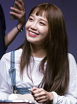 https://upload.wikimedia.org/wikipedia/commons/thumb/f/f0/180707_Shinchon_Fan_Signing_Eunji.jpg/250px-180707_Shinchon_Fan_Signing_Eunji.jpg