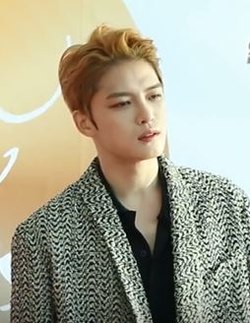https://upload.wikimedia.org/wikipedia/commons/thumb/f/f1/Kim_Jaejoong_at_the_Golden_Disc_Awards%2C_2017_%28cropped%29.jpg/250px-Kim_Jaejoong_at_the_Golden_Disc_Awards%2C_2017_%28cropped%29.jpg