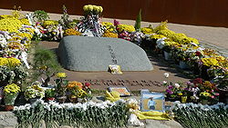 https://upload.wikimedia.org/wikipedia/commons/thumb/f/f1/The_gravestones_of_former_President_Roh_Moo-hyun_20091102.JPG/250px-The_gravestones_of_former_President_Roh_Moo-hyun_20091102.JPG