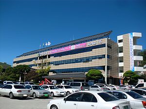 https://upload.wikimedia.org/wikipedia/commons/thumb/f/f2/Andong_City_Hall.JPG/300px-Andong_City_Hall.JPG