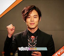 https://upload.wikimedia.org/wikipedia/commons/thumb/f/f3/2015.07.05%E9%9F%93%E5%91%A8%E5%AE%8C%E6%8B%8D%E6%94%9DCNTV%E3%80%8A%E8%8F%AF%E6%94%BF%E3%80%8B%E7%95%AA%E5%AE%A3%E7%9F%AD%E7%89%87.jpg/250px-2015.07.05%E9%9F%93%E5%91%A8%E5%AE%8C%E6%8B%8D%E6%94%9DCNTV%E3%80%8A%E8%8F%AF%E6%94%BF%E3%80%8B%E7%95%AA%E5%AE%A3%E7%9F%AD%E7%89%87.jpg