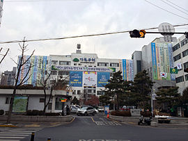 https://upload.wikimedia.org/wikipedia/commons/thumb/f/f5/Gangbuk-gu_Office_20140124_094156.jpg/270px-Gangbuk-gu_Office_20140124_094156.jpg