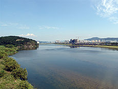 https://upload.wikimedia.org/wikipedia/commons/thumb/f/f6/Korea-Gyeongju-Hyeongsan_River-1.jpg/230px-Korea-Gyeongju-Hyeongsan_River-1.jpg