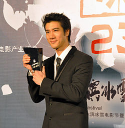 https://upload.wikimedia.org/wikipedia/commons/thumb/f/f6/Leehom_Wang_at_Harbin_Film_Festival.jpg/250px-Leehom_Wang_at_Harbin_Film_Festival.jpg