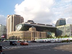 https://upload.wikimedia.org/wikipedia/commons/thumb/f/f7/City_Hall_of_Seoul.jpg/250px-City_Hall_of_Seoul.jpg