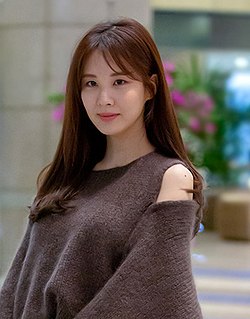 https://upload.wikimedia.org/wikipedia/commons/thumb/f/f8/Seohyun_at_Incheon_International_Airport_in_February_2019_%283%29.jpg/250px-Seohyun_at_Incheon_International_Airport_in_February_2019_%283%29.jpg