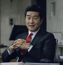 https://upload.wikimedia.org/wikipedia/commons/thumb/f/fb/%EB%B0%B0%EC%9A%B0_%EA%B9%80%EC%83%81%EC%A4%91_%EC%9C%84%EB%84%88%EC%8A%A4%ED%86%A1%EA%B8%B0%EC%97%85_%EA%B4%91%EA%B3%A0_cf%EC%98%81%EC%83%81_5s.jpg/250px-%EB%B0%B0%EC%9A%B0_%EA%B9%80%EC%83%81%EC%A4%91_%EC%9C%84%EB%84%88%EC%8A%A4%ED%86%A1%EA%B8%B0%EC%97%85_%EA%B4%91%EA%B3%A0_cf%EC%98%81%EC%83%81_5s.jpg