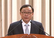https://upload.wikimedia.org/wikipedia/commons/thumb/f/fb/%EC%B1%84%EB%8F%99%EC%9A%B1_%EC%B4%9D%EC%9E%A5%2C_%EB%8C%80%EA%B2%80%EC%B0%B0%EC%B2%AD_%EB%96%A0%EB%82%98%EB%A9%B0_%EB%82%A8%EA%B8%B4_%EB%A7%90%EC%9D%80_cropped.jpg/225px-%EC%B1%84%EB%8F%99%EC%9A%B1_%EC%B4%9D%EC%9E%A5%2C_%EB%8C%80%EA%B2%80%EC%B0%B0%EC%B2%AD_%EB%96%A0%EB%82%98%EB%A9%B0_%EB%82%A8%EA%B8%B4_%EB%A7%90%EC%9D%80_cropped.jpg