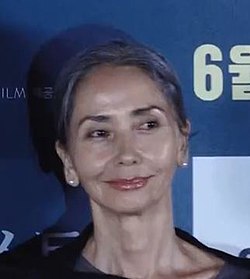 https://upload.wikimedia.org/wikipedia/commons/thumb/f/fc/%EC%98%81%ED%99%94_%27%ED%97%88%EC%8A%A4%ED%86%A0%EB%A6%AC%27_%EC%96%B8%EB%A1%A0%EC%8B%9C%EC%82%AC%ED%9A%8C_%EB%AC%B8%EC%88%99.jpg/250px-%EC%98%81%ED%99%94_%27%ED%97%88%EC%8A%A4%ED%86%A0%EB%A6%AC%27_%EC%96%B8%EB%A1%A0%EC%8B%9C%EC%82%AC%ED%9A%8C_%EB%AC%B8%EC%88%99.jpg