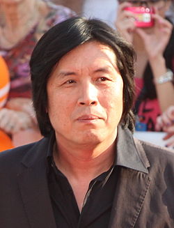 https://upload.wikimedia.org/wikipedia/commons/thumb/f/fc/Lee_Chang-dong_2010.jpg/250px-Lee_Chang-dong_2010.jpg