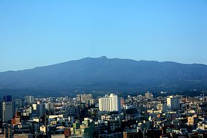 https://upload.wikimedia.org/wikipedia/commons/thumb/f/fd/Jeju_-_Hallasan.JPG/300px-Jeju_-_Hallasan.JPG