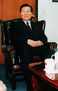 https://upload.wikimedia.org/wikipedia/commons/thumb/f/fd/Kim_Dae-jung%2C_1998-Jan-5.jpg/200px-Kim_Dae-jung%2C_1998-Jan-5.jpg