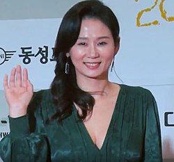 https://upload.wikimedia.org/wikipedia/commons/thumb/f/fe/2018_%EC%A0%9C27%ED%9A%8C_%EB%B6%80%EC%9D%BC%EC%98%81%ED%99%94%EC%83%81_%EB%A0%88%EB%93%9C%EC%B9%B4%ED%8E%AB_%EA%B9%80%EC%84%A0%EC%98%81_%282%29.jpg/250px-2018_%EC%A0%9C27%ED%9A%8C_%EB%B6%80%EC%9D%BC%EC%98%81%ED%99%94%EC%83%81_%EB%A0%88%EB%93%9C%EC%B9%B4%ED%8E%AB_%EA%B9%80%EC%84%A0%EC%98%81_%282%29.jpg