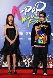 https://upload.wikimedia.org/wikipedia/commons/thumb/f/fe/Korea_KPOP_World_Festival_18.jpg/220px-Korea_KPOP_World_Festival_18.jpg