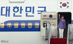 https://upload.wikimedia.org/wikipedia/commons/thumb/f/ff/KOCIS_Korea_President_Park_Arrive_Seoul_20130510_01_%288724958857%29.jpg/300px-KOCIS_Korea_President_Park_Arrive_Seoul_20130510_01_%288724958857%29.jpg