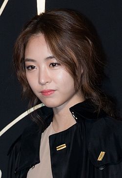 https://upload.wikimedia.org/wikipedia/commons/thumb/f/ff/Lee_Yeon-hee_at_%22Burberry_Art_of_the_Trench_Seoul%22_project_launching%2C_3_March_2016_07.jpg/250px-Lee_Yeon-hee_at_%22Burberry_Art_of_the_Trench_Seoul%22_project_launching%2C_3_March_2016_07.jpg