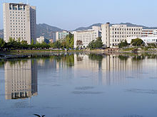 https://upload.wikimedia.org/wikipedia/ko/thumb/2/26/Konkuk_university_2005.jpg/220px-Konkuk_university_2005.jpg