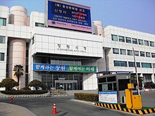 https://upload.wikimedia.org/wikipedia/ko/thumb/3/39/New_changwon_city_hall.jpg/220px-New_changwon_city_hall.jpg