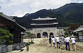https://upload.wikimedia.org/wikipedia/ko/thumb/a/a0/Old_Gwanghwamun%2C_Mungyeongsaejae.jpg/120px-Old_Gwanghwamun%2C_Mungyeongsaejae.jpg